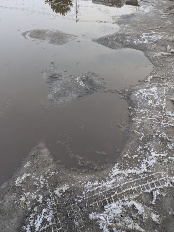 駐車場の大きな水たまり