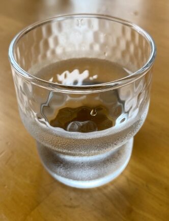 お冷やと、コップ