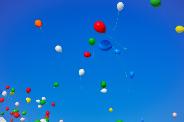 青空に風船
