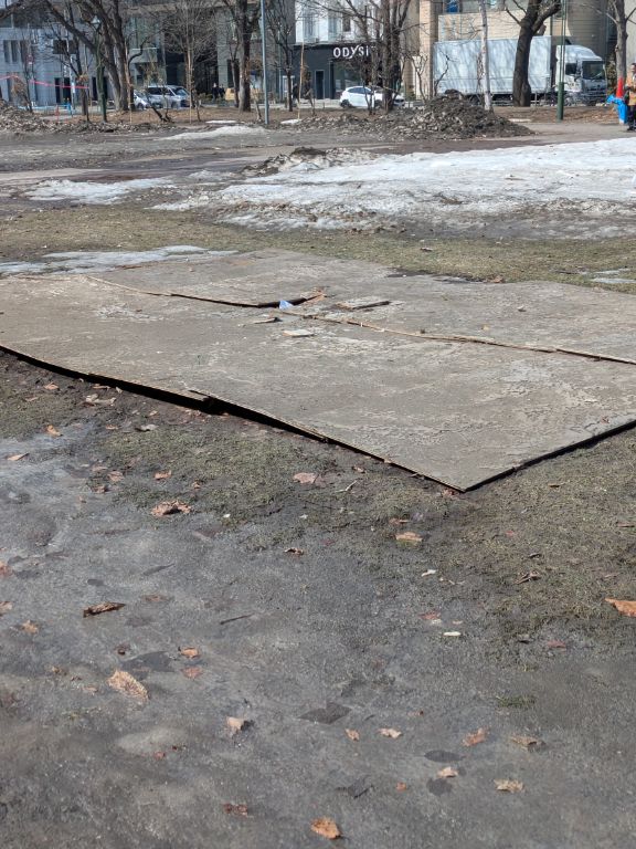 大通公園雪解け