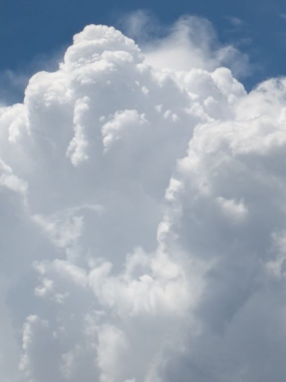大雨警報の空