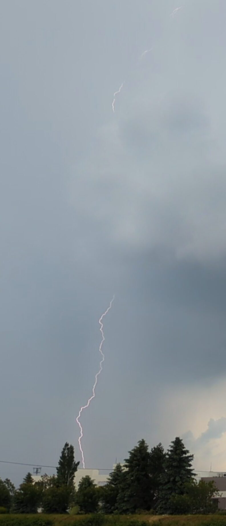 夏の嵐と雷と