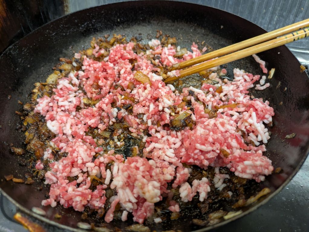 飴色タマネギに、ひき肉